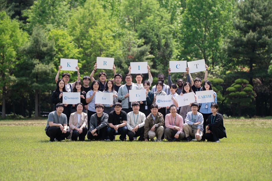 [사진4] 페로브스카이트 태양전지 분야 우수 연구성과를 지속 도출하고 있는 한국화학연구원 전남중 박사 연구팀